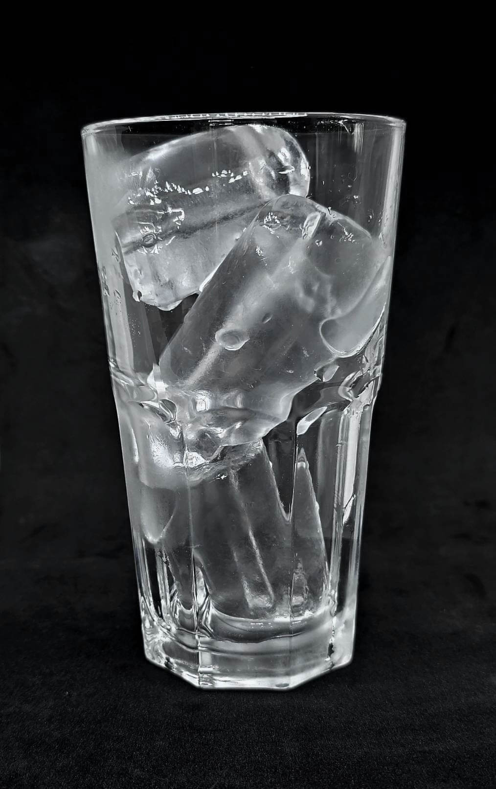 น้ำแข็งหลอดใหญ่ในแก้ว