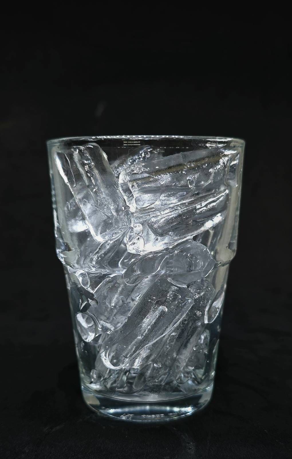 น้ำแข็งหลอดเล็กในแก้ว